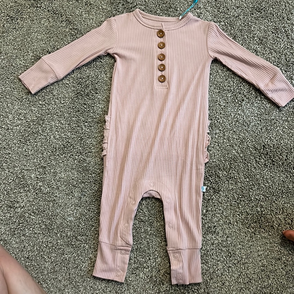 POSH PEANUT ONESIE - new with tags!! 9-12 months